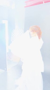 Bir kadın düğününe hazırlanıyor, sahne arkasında gösterişli bir gelinlik içinde muhteşem bir güzellik..