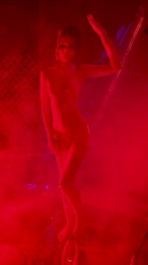 Stüdyoda sahne arkasında poz veren bir kadın çıplak sanat ortamında yaratıcılığı kucaklıyor..