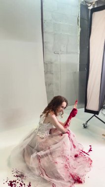 Bir gelin sahne arkasına hazırlanır ve çarpıcı bir makyajla güzelliğini gösterir..