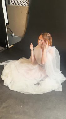 Şık giyinmiş bir gelin, törenden önce sahne arkasında güzelliğini ve ışıltısını sergiliyor..