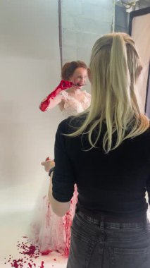 Yaratıcı bir gelin sahne arkasında eşsiz tasarım fikirleri ve çarpıcı görselleri ile hareketli bir ortamda hazırlanır..