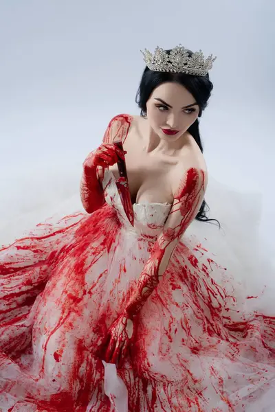 Kırmızı elbiseli bir kadın, bıçakla poz veriyor, karanlık, büyüleyici bir aura yayıyor..