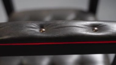 Bu içerik, deri ve metal malzemelerin kullanımını vurgulayarak bdsm mobilyalarının yenilikçi tasarımlarını sergiliyor. Estetik ve işlevin heyecan verici deneyimler için nasıl birleştiğini keşfedin.