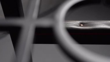 Bu içerik, rahatlık ve zevk için yapılmış yenilikçi bdsm mobilyalarını sergiliyor. İzleyiciler, özel bir ortamda çeşitli faaliyetler için uygun şık tasarımları ve işlevselliği takdir edebilirler..