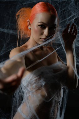 Çarpıcı kızıl saçlı bir kadın, büyüleyici bir sahnede güzelliği ve gerilimi harmanlayan bir ağa takıldı..