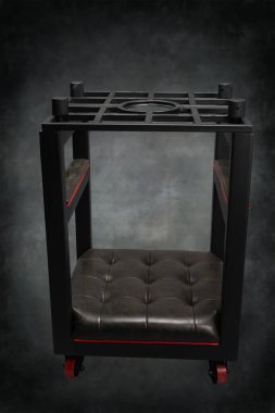 Bu çarpıcı bdsm mobilya yastıklı ve sağlam çerçeveli modern bir tasarım sergiliyor, çeşitli aktiviteler için mükemmel ve oyun sırasında konfor ve güvenlik sağlıyor.