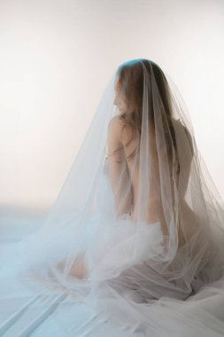 Kadın özgüven ve cazibe yayar. Yumuşak bir kumaşa sarınarak şehvetli ve büyüleyici bir atmosfer yaratır..
