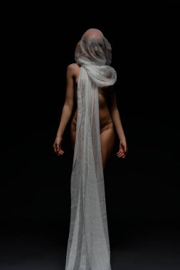 Saf kumaşla kaplanmış çıplak kırmızı bir kadının çarpıcı görüntüsü güzelliği çağrıştırıyor..