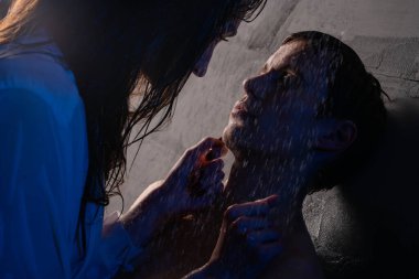 Erkek ve kadın yatakta rahatlar, birbirlerine eşlik ederken ve yakınlaşırken selfie çekerler..