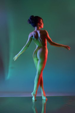 Bir balerin, hareketini zarif bir pozla yakalar, hareketli ışıkları kucaklar ve büyüleyici gölgeler yaratır..