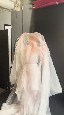 Büyüleyici bir gelin, zarif kumaşlar ve sakin bir atmosferle çevrili büyük gününe hazırlanıyor..