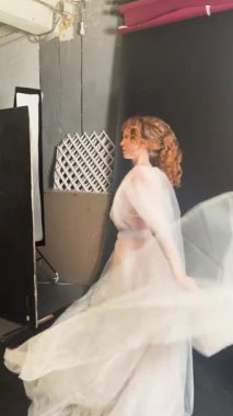 Büyüleyici bir gelin, törenden hemen önce sahne arkası hazırlığının büyüsünü tecrübe eder..