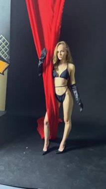Kendine güvenen bir kadın, eşsiz bir stüdyo ortamında güçlü bir poz sergiliyor. Modellik becerilerini ve tarzını sergiliyor..