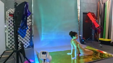 Canlı renklerle dolu canlı bir dans stüdyosunda güzel bir kadın zarif pozlar sergiler. Yaratıcı aydınlatma ve yansıtıcı yüzeylerle çevrelenmiş, etkileyici hareketleri ve büyüleyici varlığıyla kendine güveni ve sanatsal yapısını somutlaştırıyor..