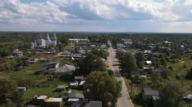 Eski kilise ve küçük sanayi kasabası Luza, Kirov bölgesindeki konut binalarının çatılarıyla muhteşem bir yol manzarası.