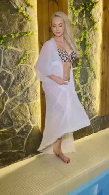 Bir kadın doğal temalı bir ortamda güzellik ve rahatlama göstererek huzurlu bir spa deneyimi yaşar..