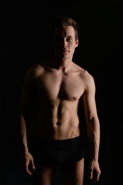 Erkek ve kadın yatakta rahatlar, birbirlerine eşlik ederken ve yakınlaşırken selfie çekerler..