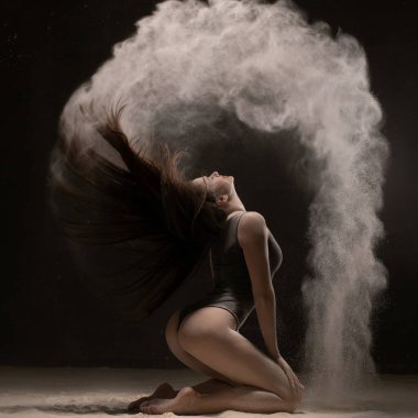 Esmer beyaz toz bulutu profil karanlıkta atış odasında diz