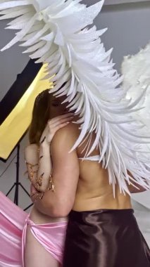 Canlı bir stüdyoda, bir çift özenle hazırlanmış vücut bağlarını sergileyerek samimi poz verir. Erkek ve kadın birbirine yakın duruyor, vücut bağlarının karmaşık tasarımları güzelce işaretlenmiş. Atmosfer, aşkın ve güzelliğin cesur bir ifadesini yakalıyor..