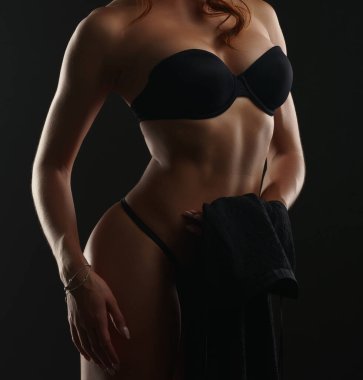 Ateşli Kızıl saçlı kadın iç çamaşırı, gri zemin üzerinde poz görüntü