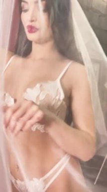 Çekici bir gelin sahne arkasına hazırlanır, peçesini takar ve önlerindeki neşeli kutlama için iç çamaşırlarını giyer..