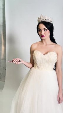 Güzel bir gelin, büyüleyici düğün fotoğrafı için sahne arkasına hazırlanırken zarafet ve cazibe saçar..