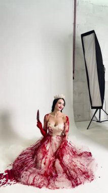 Gelin hazırlanırken göz kamaştırıcı bir gelin görünüşü ortaya çıkıyor. Eşsiz kıyafetler ve çarpıcı detaylar sergileniyor..