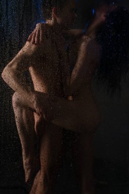 Erkek ve kadın yatakta rahatlar, birbirlerine eşlik ederken ve yakınlaşırken selfie çekerler..