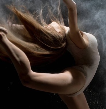 İncelikle stüdyo çekim atlama beyaz toz bulutu içinde dans ince kız