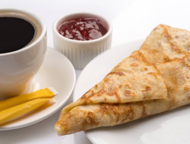 Reçel ve siyah kahve yakın çekim yukarı üçgen formunda yassı haddelenmiş