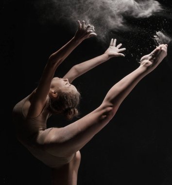 Zarif kadın beyaz toz studio ateş bulutu içinde dans