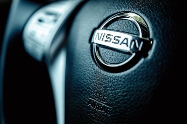 Bordo, Fransa - 29 Ağustos 2022: Direksiyon ve 2017 Nissan Rogue iç görünümü