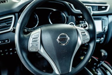 Bordo, Fransa - 29 Ağustos 2022: 2017 Nissan Rogue 'un direksiyon ve logosu