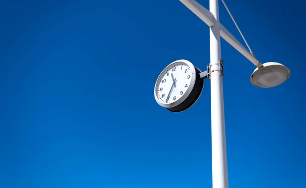 Horloge Extérieure Construction Sur Fond Ciel Bleu Dans Journée Ensoleillée — Photo