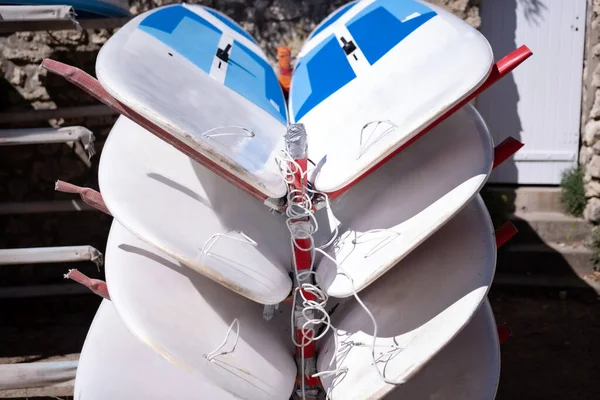 Pagaie Blanche Planches Surf Dans Journée Ensoleillée Sur Plage Bureaux — Photo