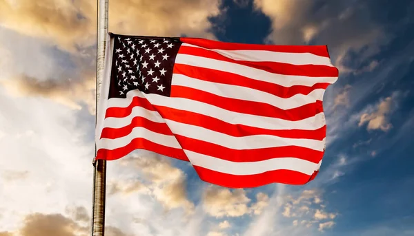 日没の空にアメリカ国旗 アメリカ国旗 — ストック写真