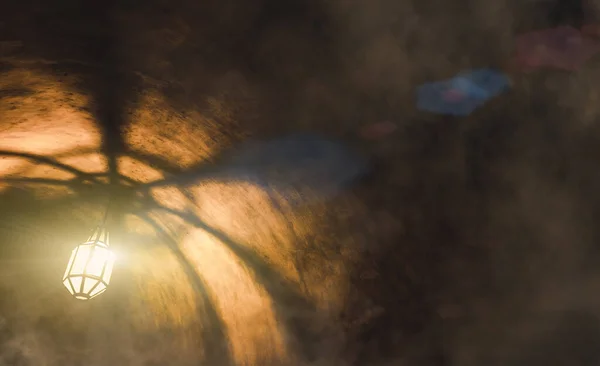天井のランプからの光と神秘的な廊下の影 — ストック写真