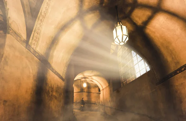 Světlo Lampy Stíny Tajemné Chodbě Starém Žaláři — Stock fotografie