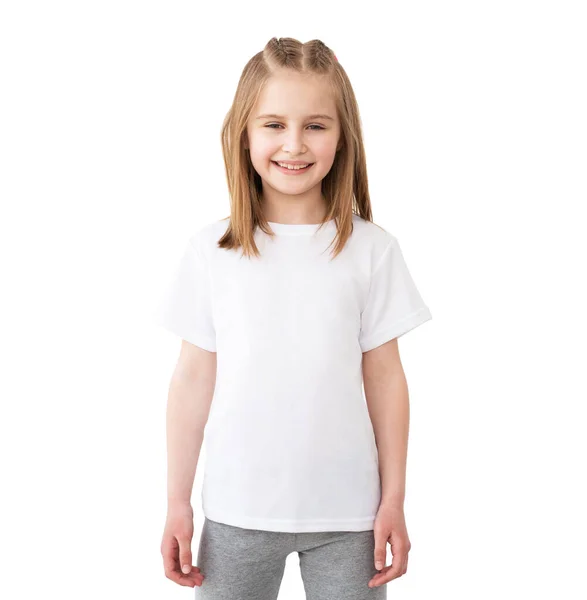 T恤被嘲笑了 漂亮的小女孩 穿着空白的白色T恤 背景是白色的 — 图库照片