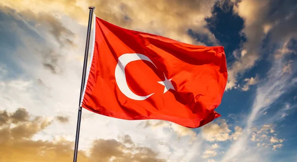 Bandeira Turca Pólo Acenando Fundo Céu Claro — Fotografia de Stock