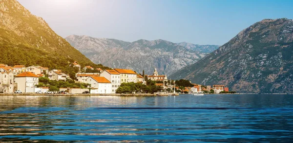 Piękne Miasto Morzu Adriatyckim Czarnogórze Widokiem Góry Lecie Słoneczny Malownicze — Zdjęcie stockowe