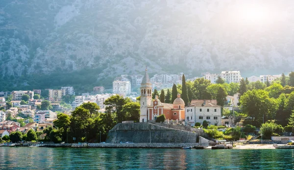 Piękne Miasto Kościołem Nad Adriatykiem Czarnogórze Widokiem Góry Malownicze Miasteczko — Zdjęcie stockowe