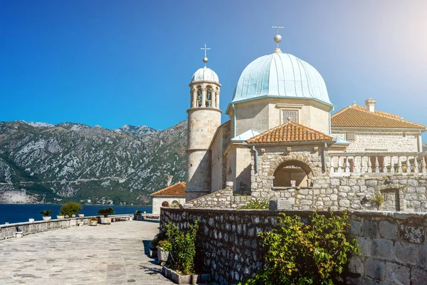 在黑山的圣乔治岛 可以看到教堂和高山 巴尔卡人古老的宗教建筑 — 图库照片