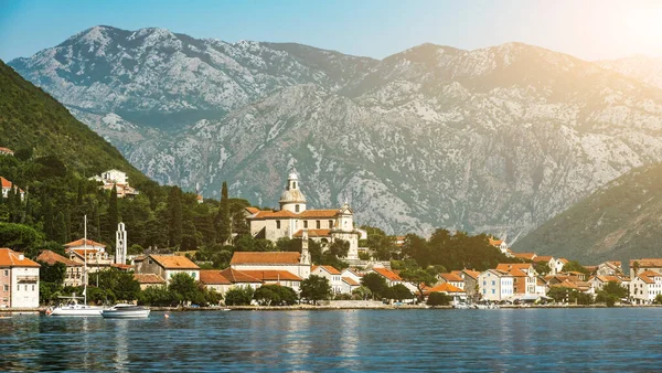 Piękne Miasto Nad Adriatykiem Czarnogórze Widokiem Góry Malownicze Miasteczko Krajobrazami — Zdjęcie stockowe
