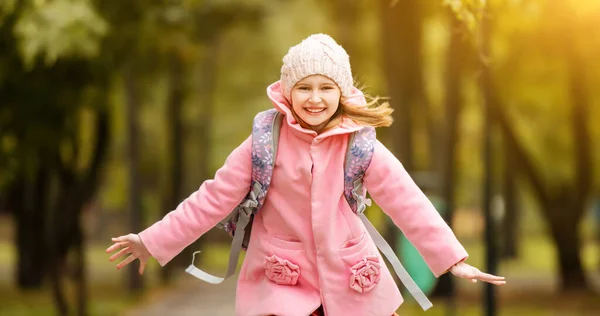 Sonbahar Parkında Koşan Gülümseyen Sırt Çantalı Bir Kız Mutlu Çocuk — Stok fotoğraf