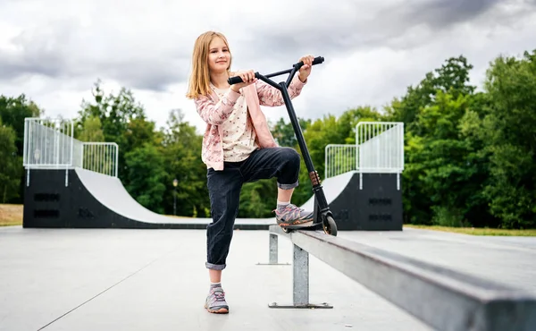 Preteen Mädchen Steht Mit Roller Auf Rampe Park Niedliches Kind — Stockfoto