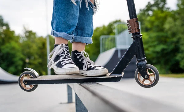 Meisje Doet Trucs Een Scooter Een Skate Park Close Zicht — Stockfoto