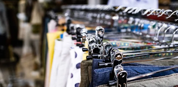 Roupas Algodão Cabides Loja Closeup Variação Desgaste Coleção Têxtil Varejo — Fotografia de Stock
