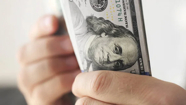 Человек Считающий Банкноты Американских Долларов Крупным Планом — стоковое фото