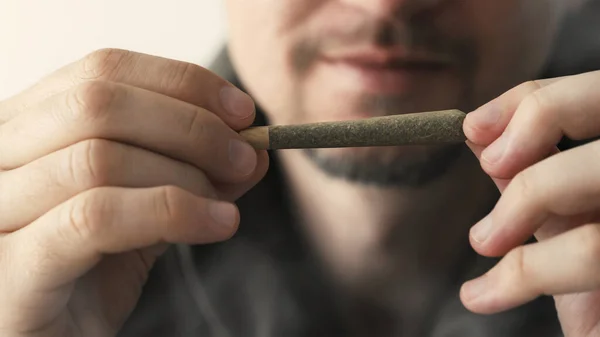 Jeune Homme Tenant Joint Marijuana Dans Les Mains Cbd Cannabis — Photo